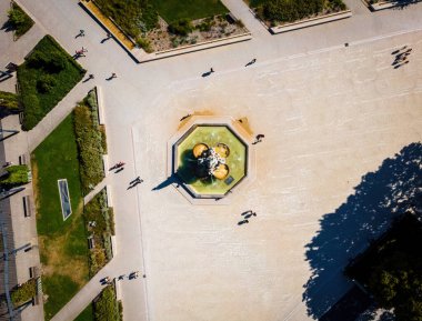 Güney Fransa 'nın Occitanie bölgesindeki eski bir Roma şehri olan Nimes Arena' nın hava manzarası