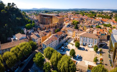 Güney Fransa 'nın Provence-Alpes-Cote d' Azur bölgesinde Vaucluse departmanındaki eski bir Roma şehri olan Orange 'ın sokak manzarası