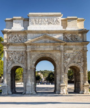 Güney Fransa 'nın Provence-Alpes-Cote d' Azur bölgesinde Vaucluse departmanındaki eski bir Roma şehri olan Orange 'ın sokak manzarası