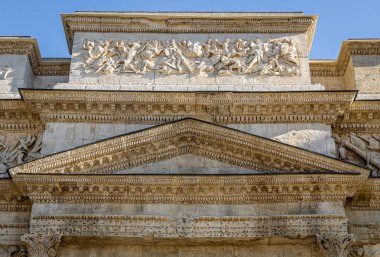Güney Fransa 'nın Provence-Alpes-Cote d' Azur bölgesinde Vaucluse departmanındaki eski bir Roma şehri olan Orange 'ın sokak manzarası
