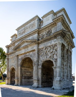 Güney Fransa 'nın Provence-Alpes-Cote d' Azur bölgesinde Vaucluse departmanındaki eski bir Roma şehri olan Orange 'ın sokak manzarası