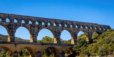 Fransa 'daki Roma su kemeri köprüsü Pont du Gard' ın hava manzarası.