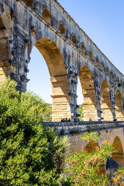 Fransa 'daki Roma su kemeri köprüsü Pont du Gard' ın hava manzarası.