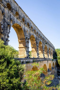 Fransa 'daki Roma su kemeri köprüsü Pont du Gard' ın hava manzarası.