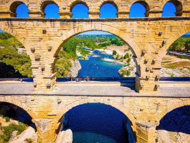 Fransa 'daki Roma su kemeri köprüsü Pont du Gard' ın hava manzarası.
