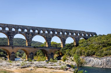 Fransa 'daki Roma su kemeri köprüsü Pont du Gard' ın hava manzarası.