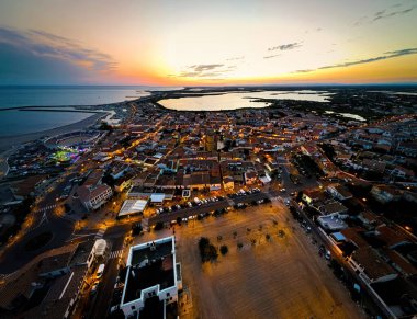 Fransa 'nın güneyindeki Camargue' nin başkenti Saintes-Maries-de-la-Mer 'in hava manzarası.