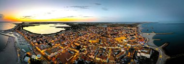 Fransa 'nın güneyindeki Camargue' nin başkenti Saintes-Maries-de-la-Mer 'in hava manzarası.