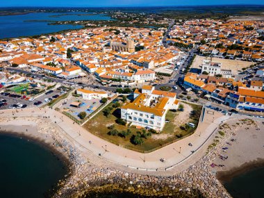 Fransa 'nın güneyindeki Camargue' nin başkenti Saintes-Maries-de-la-Mer 'in hava manzarası.