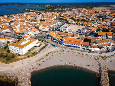 Fransa 'nın güneyindeki Camargue' nin başkenti Saintes-Maries-de-la-Mer 'in hava manzarası.