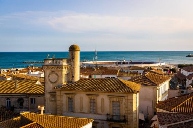 Güney Fransa 'daki Camargue' nin başkenti Saintes-Maries-de-la-Mer 'in günbatımı manzarası
