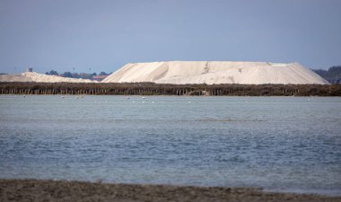 Camargue, Salin-de-Giraud, Fransa 'daki tuz üretiminin hava görüntüsü