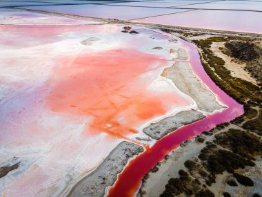 Camargue, Salin-de-Giraud, Fransa 'daki tuz üretiminin hava görüntüsü
