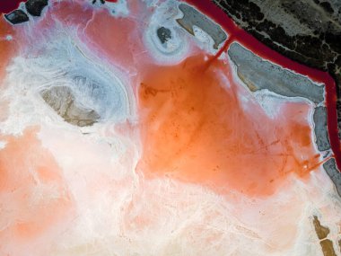 Camargue, Salin-de-Giraud, Fransa 'daki tuz üretiminin hava görüntüsü