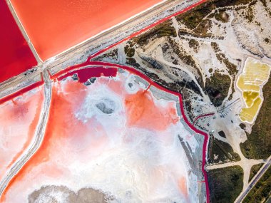 Camargue, Salin-de-Giraud, Fransa 'daki tuz üretiminin hava görüntüsü