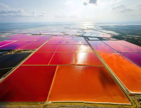 Camargue, Salin-de-Giraud, Fransa 'daki tuz üretiminin hava görüntüsü