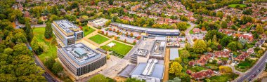 Southampton Üniversitesi mühendislik kampüsünün hava görüntüsü modern binalar, yeşil bahçeler ve kentsel yerleşim alanlarında ağaçlarla çevrili.