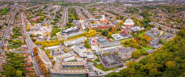 Southampton Üniversitesi binalarının sonbahar ağaçları ve yerleşim alanlarıyla çevrili yüksek açılı insansız hava aracı fotoğrafları banliyö kentlerine entegre edildi.