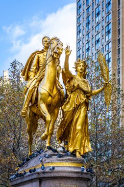 Central Park 'ın 5. caddesindeki altın binicilik anıtı Midtown Manhattan gökdelenlerinin arkasında, New York City, seyahat kampanyaları, kültür özellikleri ve editoryal kullanım için