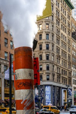 Sarı taksisi ve arka planında uzun kuleleri olan New York City Bulvarı üzerinde RAISE PLOW yazan turuncu tabela; trafik, inşaat, kentsel seyahat ve güvenlik kampanyaları için ideal