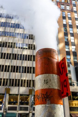 Sarı taksisi ve arka planında uzun kuleleri olan New York City Bulvarı üzerinde RAISE PLOW yazan turuncu tabela; trafik, inşaat, kentsel seyahat ve güvenlik kampanyaları için ideal