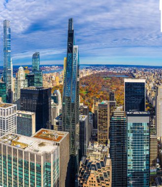 Gökdelenler Central Park 'ı şehrin üzerinde Manhattan şehir merkezinden görülen en yüksek sonbahar renkleriyle çerçevelediler; seyahat reklamları, emlak pazarlaması, turizm ve editoryal tasarım için ideal