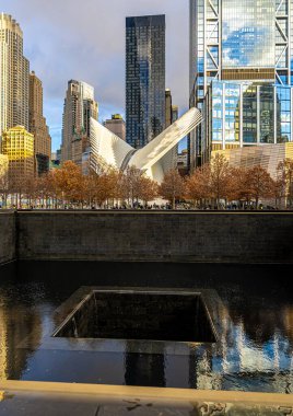 Dünya Ticaret Merkezi 'ndeki Oculus sonbahar ağaçları ve New York' taki kulelerin üzerinde beyaz kanatlar gibi yükseliyor; seyahat, finans, emlak ve kentsel markalaşma için ideal