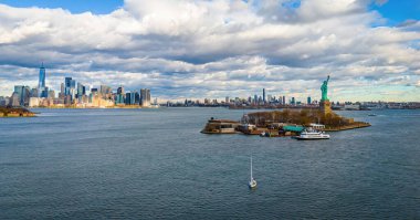 Manhattan silueti ile Özgürlük Adası 'nda Panoramik Özgürlük Heykeli