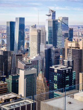 Yüksek katlı ofis kuleleri ve cam gökdelenler, iş haberleri, gayrimenkul, turizm ve kentsel markalaşma ve pazarlama malzemeleri için ideal New York City gökdelenini gün ışığında oluştururlar.