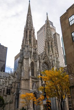 St. Patrick Katedrali Beşinci Cadde üzerinde altın sonbahar yaprakları ve Midtown Manhattan silueti, New York şehri üzerinde; seyahat reklamları, mimari medya ve şehir kılavuzu tasarımı için ideal