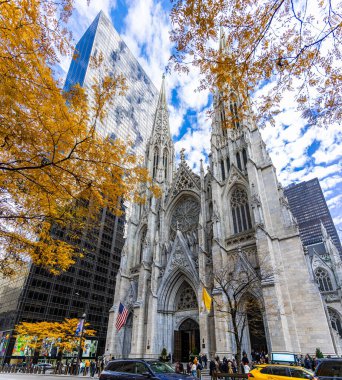 St. Patrick Katedrali Beşinci Cadde üzerinde altın sonbahar yaprakları ve Midtown Manhattan silueti, New York şehri üzerinde; seyahat reklamları, mimari medya ve şehir kılavuzu tasarımı için ideal