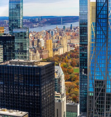 Gökdelenler Central Park 'ı şehrin üzerinde Manhattan şehir merkezinden görülen en yüksek sonbahar renkleriyle çerçevelediler; seyahat reklamları, emlak pazarlaması, turizm ve editoryal tasarım için ideal