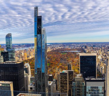 Gökdelenler Central Park 'ı şehrin üzerinde Manhattan şehir merkezinden görülen en yüksek sonbahar renkleriyle çerçevelediler; seyahat reklamları, emlak pazarlaması, turizm ve editoryal tasarım için ideal