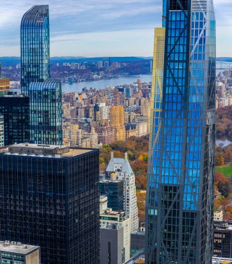 Gökdelenler Central Park 'ı şehrin üzerinde Manhattan şehir merkezinden görülen en yüksek sonbahar renkleriyle çerçevelediler; seyahat reklamları, emlak pazarlaması, turizm ve editoryal tasarım için ideal