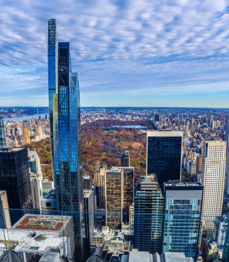 Gökdelenler Central Park 'ı şehrin üzerinde Manhattan şehir merkezinden görülen en yüksek sonbahar renkleriyle çerçevelediler; seyahat reklamları, emlak pazarlaması, turizm ve editoryal tasarım için ideal