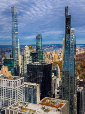 Gökdelenler Central Park 'ı şehrin üzerinde Manhattan şehir merkezinden görülen en yüksek sonbahar renkleriyle çerçevelediler; seyahat reklamları, emlak pazarlaması, turizm ve editoryal tasarım için ideal