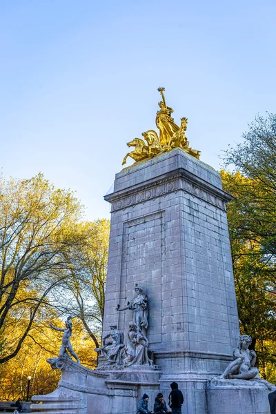 New York 'taki Central Park yakınlarındaki Grand Army Plaza' nın yukarısındaki altın atlı Sherman anıtı kuleleri; turizm reklamları, kültürel seyahat hikayeleri ve kentsel markalaşma için güçlü