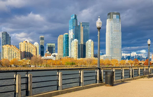 New Jersey Hudson Nehri 'ndeki fırtına bulutlarının altında nehir kenarındaki sokak lambasının arkasındaki gökyüzü; seyahat reklamları, gayrimenkul ve finans için ideal.