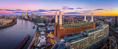 Alacakaranlıkta Thames Nehri 'nin yanındaki Battersea Elektrik İstasyonu' nun etrafında Noel ışıkları parıldıyor. Londra 'nın ufuk çizgisi ise tatil seyahati, emlak ve kentsel markalaşma için mükemmel.
