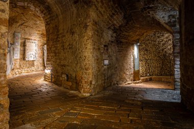 Sıcak tuğlalı koridor, bir yeraltı ossuari odasında, seyahat, müze, cadılar bayramı ve korku tasarımı ruhsatlı kafataslarına öncülük ediyor.