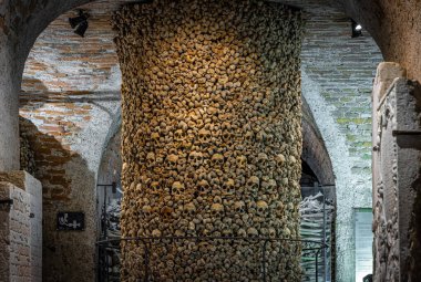 Sıcak tuğlalı koridor, bir yeraltı ossuari odasında, seyahat, müze, cadılar bayramı ve korku tasarımı ruhsatlı kafataslarına öncülük ediyor.