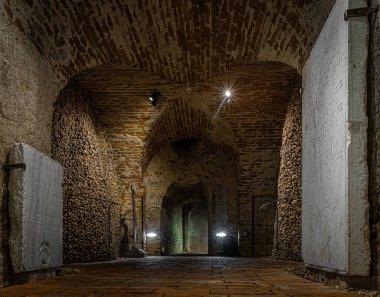 Sıcak tuğlalı koridor, bir yeraltı ossuari odasında, seyahat, müze, cadılar bayramı ve korku tasarımı ruhsatlı kafataslarına öncülük ediyor.