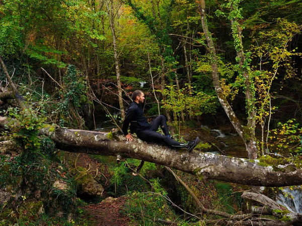 Jovem Sentar Tronco Árvore Floresta — Fotografia de Stock