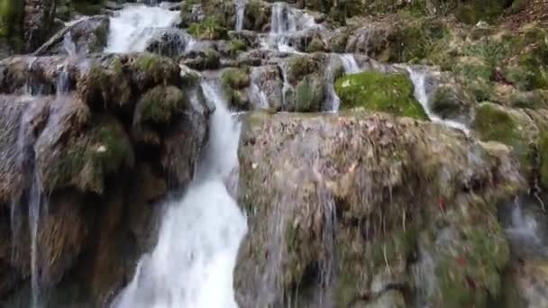 Vista Uma Pequena Cachoeira Andoin Fluindo — Vídeo de Stock