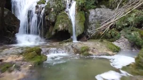 Vista Una Pequeña Cascada Andoin Que Fluye — Vídeos de Stock