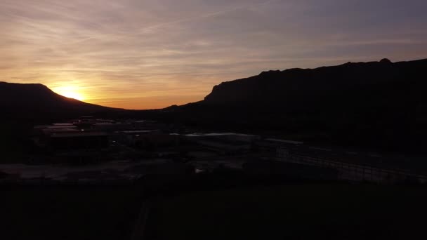 Vue Coucher Soleil Avec Des Montagnes Déplaçant Horizontalement — Video