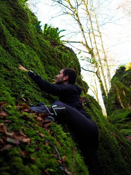 Young Man Climbing Mountains — Stock Photo, Image