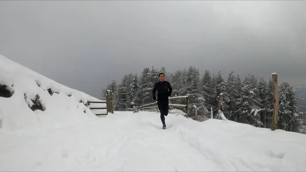 Νεαρός Άνδρας Τρέχει Στα Βουνά — Φωτογραφία Αρχείου