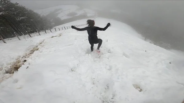 Ung Kvinna Som Springer Bergen — Stockfoto