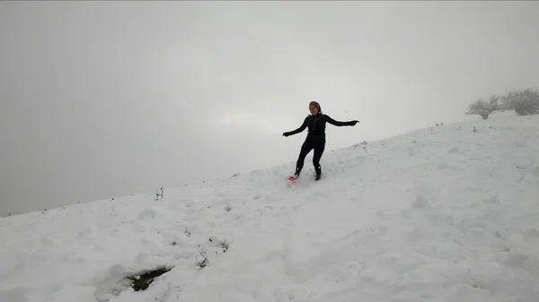 Νεαρή Γυναίκα Τρέχει Στα Βουνά — Φωτογραφία Αρχείου